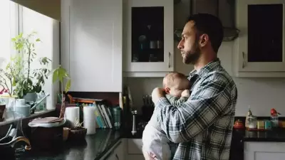 Doğum Sonrası Depresyon Babaları da Vuruyor: Her 10 Babadan 1'i Risk Altında