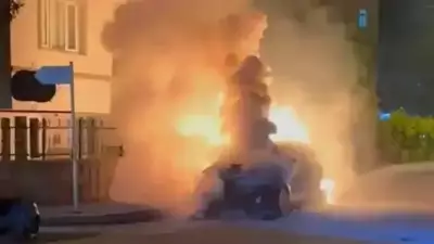 Elektrikli Araç Seyir Halindeyken Alev Aldı: İtfaiye Müdahalesi