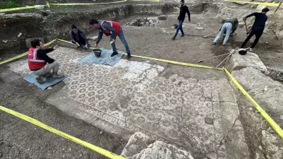 Hatay'da Deprem Sonrası Temel Kazısında Geç Antik Çağ Mozaiği Bulundu
