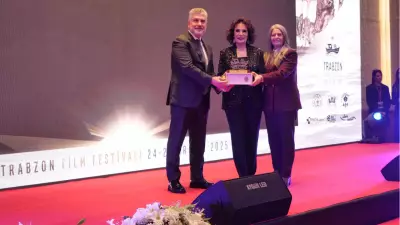 Hülya Koçyiğit Trabzon'da Altın Taka Onur Ödülü Aldı: AK Parti ve CHP'li Vekiller Aynı Sahnede