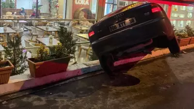 Kayseri'de Otomobil Kafeteryaya Daldı: İki Müşteri Saniyelerle Kurtuldu