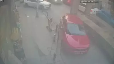Küçükçekmece'de Park Halindeki Otomobile TIR Çarptı: Kaza Anı Kamerada