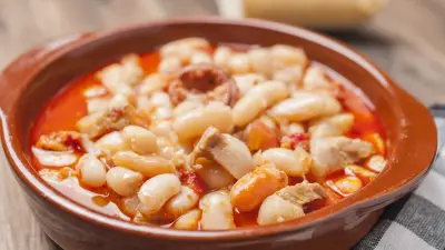 Kuru Fasulye Pişirmenin Püf Noktaları: Bölgelere Göre Tarifler ve Teknikler