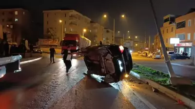 İnegöl'de Yağmurda Kontrolden Çıkan Araç Takla Attı: 3 Yaralı