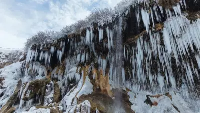 Sivas Dipsizgöl Şelalesi'nde Kış Büyüsü: Dev Buz Sarkıtları Oluştu