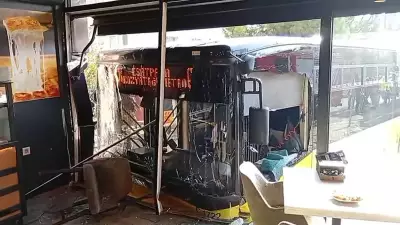 İstanbul Üsküdar'da Feci Kaza: İETT Otobüsü Börekçiye Girdi, 4 Yaralı