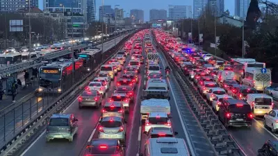 İstanbul'da Trafik Yoğunluğu Yüzde 83'e Ulaştı: Hangi Noktalar Etkilendi?