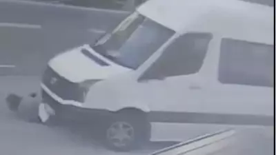 Trabzon'da Servis Minibüsü Yayaya Çarptı: Bir Kadın Yaralandı