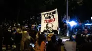 Netanyahu'nun Af Talebi Tel Aviv'de Protesto Edildi | Muz Cumhuriyeti Pankartları