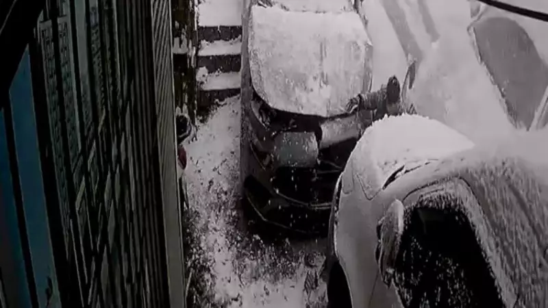 İstanbul'da Mucize Kurtuluş: Karda Kayan Araçtan Çocuk Son Anda Kurtuldu