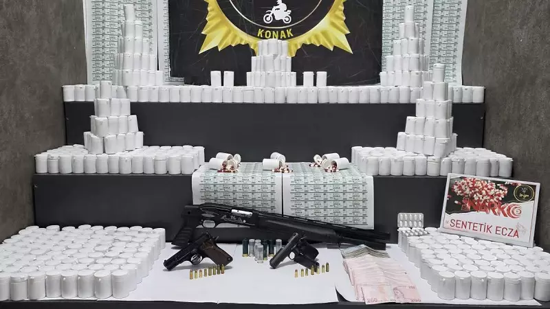 İzmir'de Narko Alan Ekipleri'nden Büyük Operasyon: 108 Bin 492 Hap Ele Geçirildi