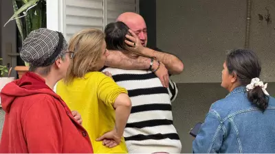 Antalya'da Yangın: Baba ile Kızının Gözyaşları ve Teselli Anı