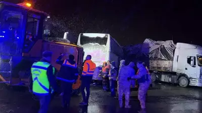 Bingöl'de Buzlanma: Kayarak Yolu Kapatan Tıra Otobüs Çarptı, 3 Yaralı