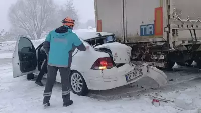 Bingöl'de Kar ve Buzlanma: Tıra Çarpan Otomobilde 1 Yaralı