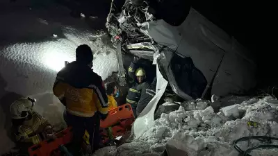 Diyarbakır'da Şarampole Devrilen Araçtan Sürücü Kurtarıldı