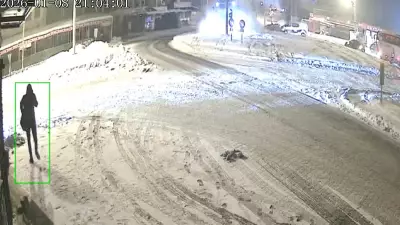 Elazığ'da Buzlanma: Tır Refüje Çıkıp Direğe Çarptı, 1 Yaralı