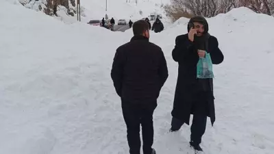 Hakkari-Van Karayolu Çığ Düşmesi Nedeniyle Kapandı, Onlarca Araç Mahsur Kaldı