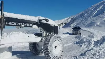 Kar ve Tipi Doğu Anadolu'da Köy Yollarını Kapattı: 79 Yerleşim Etkilendi