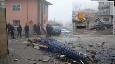 Manisa'da Fırtına ve Sağanak: Yollar Su Altında, Ağaçlar Devrildi, 1 Yaralı