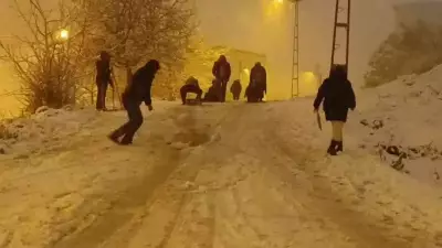Pendik'te Kar Sevinci: Çocuklar Beyaza Bürünen Sokaklarda Oynadı