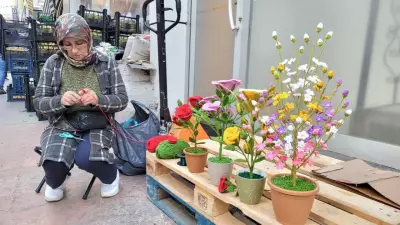 Samsun'da Asiye Kiraz, Örgü İplerden Solmayan Çiçekler Yaparak Aile Bütçesine Katkı Sağlıyor