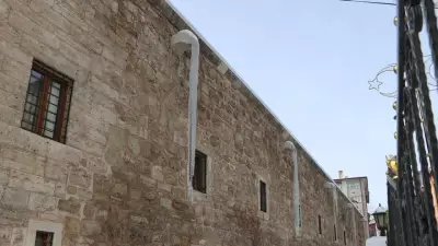 Sivas'ta Tarihi Behrampaşa Hanı'nda 4 Metrelik Buz Sarkıtları Oluştu