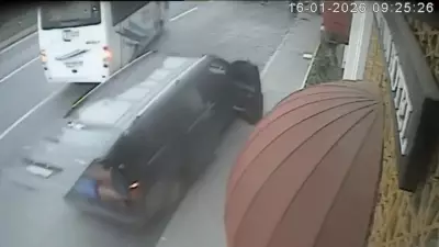 Taksim'de Minibüs Şoförü El Frenini Unuttu: 5 Turist Faciadan Kıl Payı Kurtuldu