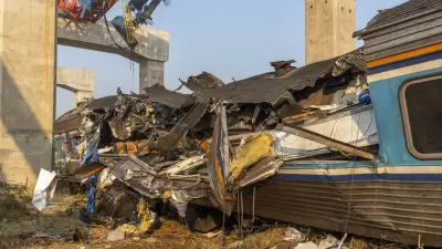 Tayland'da Vinç Trenin Üzerine Düştü: 32 Ölü, 64 Yaralı