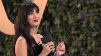 Tuba Büyüküstün, Joy Awards 2026'da Sunucuya Anlamlı Türkçe Yanıtı