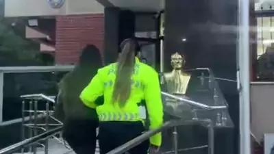 İzmir'de Makas Atıp Emniyet Şeridi Kullanan Sürücüye 23 Bin 258 Lira Ceza