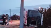 Burdur'da Buzlanma Nedeniyle Yolcu Otobüsü Devrildi: 12 Kişi Yaralandı