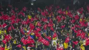 Fenerbahçe Tribünleri Aston Villa Karşısında Türk Bayraklarıyla Görsel Şölen Oluşturdu