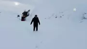 Iğdır'da Tipi Altında Kalan Yol, Yaya Rehberliğiyle Açıldı