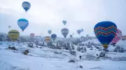 Kar Üstünde Balon Keyfi: Kış Manzarasında Sıcak Hava Balonu Heyecanı