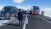 Kars'ta Buzlanma Nedeniyle TIR Makas Attı: Türkiye-Gürcistan Yolu Trafiğe Kapandı