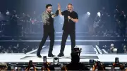 Tarkan, Cem Yılmaz'a Konserde 'Kuzu Kuzu' Düeti İçin Teşekkür Etti