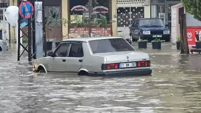 Adana'da Sağanak Yağış Yolları Göle Çevirdi, Araçlar Su Kapanında Kaldı