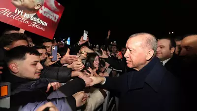 AK Partili Gençlerden Erdoğan'a Doğum Günü Sürprizi: Şarkılar ve Çiçeklerle Kutlama