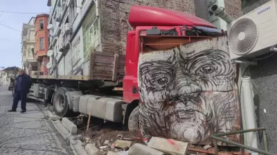 Beşiktaş'ta Freni Boşalan TIR, 5 Katlı Binaya Çarptı: Faciadan Dönüldü