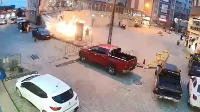 Cami Önünde Havai Fişek Gösterisi Sırasında Panik Yaşandı