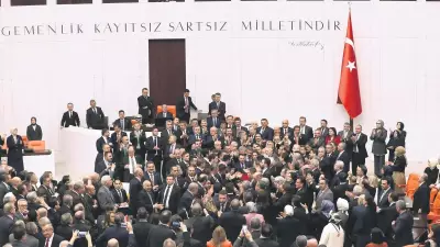 CHP'nin İkiyüzlü Siyaseti: Kürsüde Yumruk, Kuliste Tebrik Skandalı