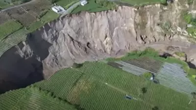 Endonezya'da Toprak Yarıldı: 100 Metre Derinliğinde Dev Çukur Oluştu