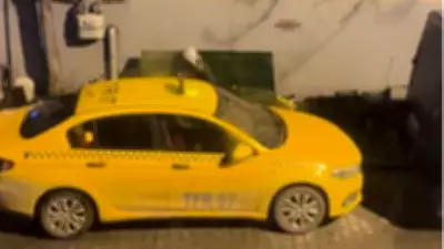 Esenyurt'ta Taksi Kapısını Zorlayan Şüpheli, Palayla Takipçilerini Kovalamaya Başladı