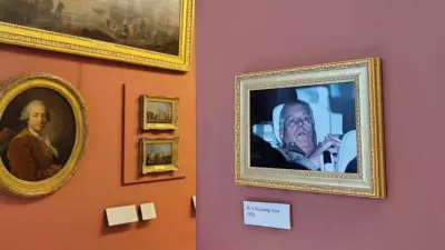 Eski Prens Andrew'un Şok Anı Fotoğrafı Louvre Müzesi'nde Protesto Amaçlı Sergilendi