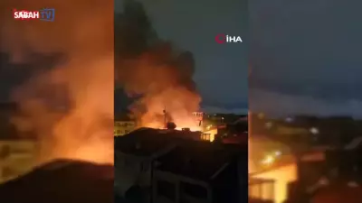 Fatih'te Metruk Binada Çıkan Yangın Bitişik Ahşap Binaya Sıçradı, Mahalleli Sokağa Döküldü
