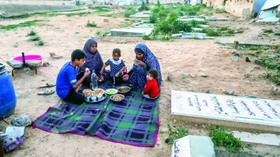 Filistinli Aileler Ramazan'da Mezarlıklarda Çadırlarda Yaşam Mücadelesi Veriyor