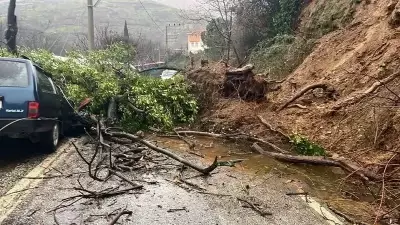 Hamamköy'de Şiddetli Yağış Toprak Kaymasına Neden Oldu, Araç Hurdaya Döndü