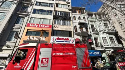 Şişli'de 9 Katlı Binanın Çatısında Çıkan Yangın İtfaiye Ekiplerince Kontrol Altına Alındı