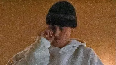 Justin Bieber, Otel Balkonunda Burnunu Karıştırırken Görüntülendi