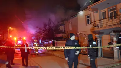 Karaman'da Çatı Katı Yangını Bitişik Binaya Sıçradı: 3 Kişi Hastanelik Oldu